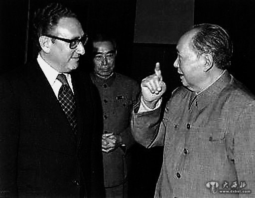 毛泽东和基辛格亲切交谈