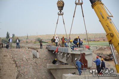 干武二线第一片T型梁架设圆满成功