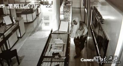 监控显示：9日凌晨，一小偷砸烂玻璃潜入店内盗取价值百万的珠宝。