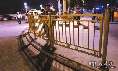 昨天凌晨，施工人员在更换长安街人行道护栏。京华时报记者 范继文 摄