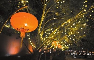 长安街沿线树上安装彩灯。京华时报记者 范继文 摄