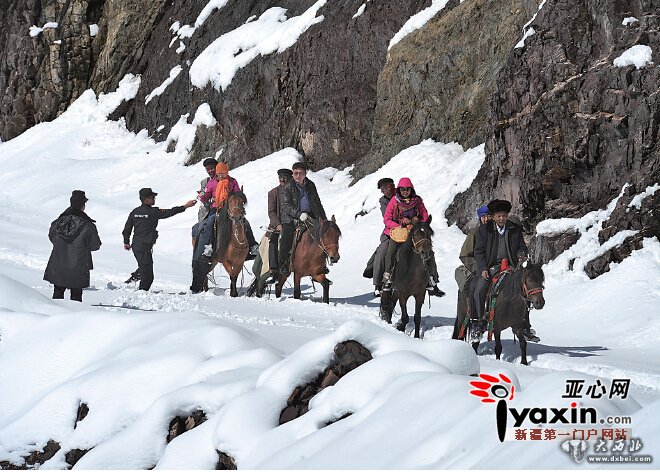 大雪封路 新疆奇台南山6名游客被困37小时 所幸食物油料充足，当地多部门协作及时救出