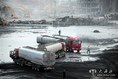 昨日，抢险人员在天津港“8·12”事故现场抽排废水。新华社记者 郭昱 摄