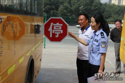 七里河：交警大队对21辆校车进行检查