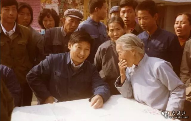 1983年，时任河北正定县委书记的习近平，临时在大街上摆桌子听取民众意见