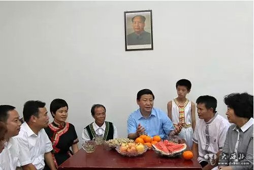 2010年9月5日，习近平在宁德市硖门畲族乡柏洋村到村民雷增喜（右五）家中看望，并与村民代表交谈