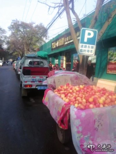 人行道被占据路两边停满车早市占道经营