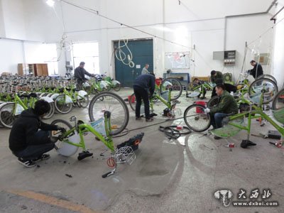 自行车公司利用“淡季”解体保养自行车