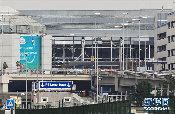 这是3月22日在比利时首都布鲁塞尔拍摄的机场航站楼破损的玻璃幕墙。比利时联邦检察院22日发表声明称，当天上午在布鲁塞尔扎芬特姆机场和市区地铁站发生的爆炸是自杀式恐怖袭击。 新华社记者周磊摄