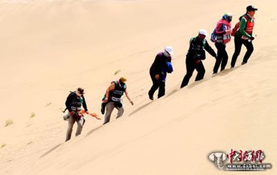 甘肃300多名徒步爱好者徒步穿越戈壁沙山