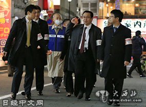 日本律师走上街头巡视是否存在宰客行为。(图片来源：日经中文网)