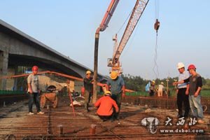 江西昌赣客专12标樟树境大桥道岔连续梁顺利浇筑成功