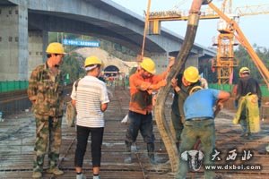 江西昌赣客专12标樟树境大桥道岔连续梁顺利浇筑成功