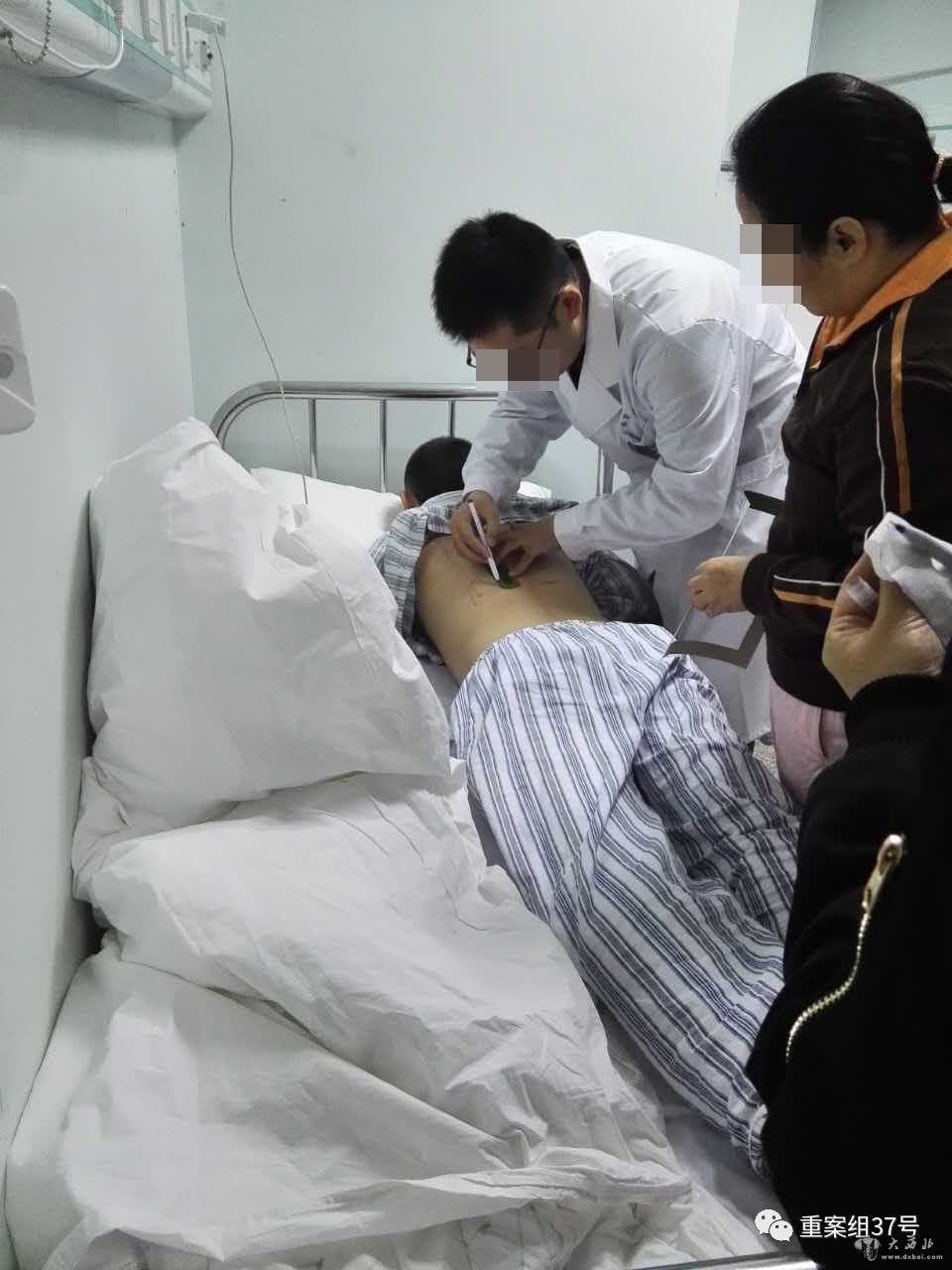 ▲11月8日，北京某大医院，临床试验项目中，医生给受试者背部画格子，准备喷药。    新京报记者 王飞 摄