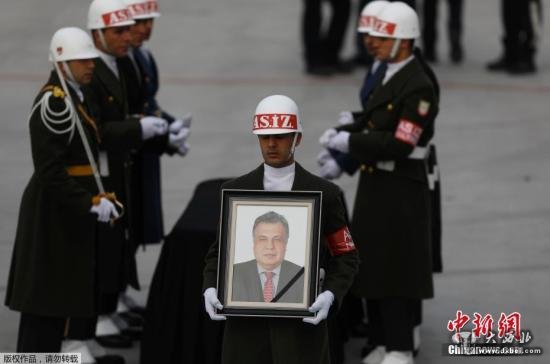 　当地时间2016年12月20日，土耳其安卡拉，遇刺身亡的俄罗斯驻土耳其大使卡尔洛夫的遗体将搭载飞机返回俄罗斯。