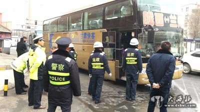 东岗交警联合运政部门开展道路交通安全检查