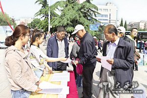 西固主要道路两旁开展了“六·五”世界环境日大型宣传活动